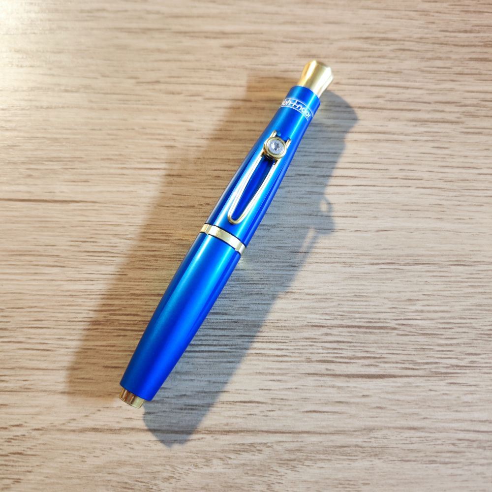 Portaminas Koh-i-Noor 5.6 mm Profesional Azul Metalizado – Técnico y Artístico - Imagen 3