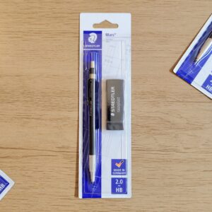 Portaminas Staedtler Mars Technico 780 C de 2.0mm en empaque tipo blister junto a un borrador negro Staedtler Rasoplast