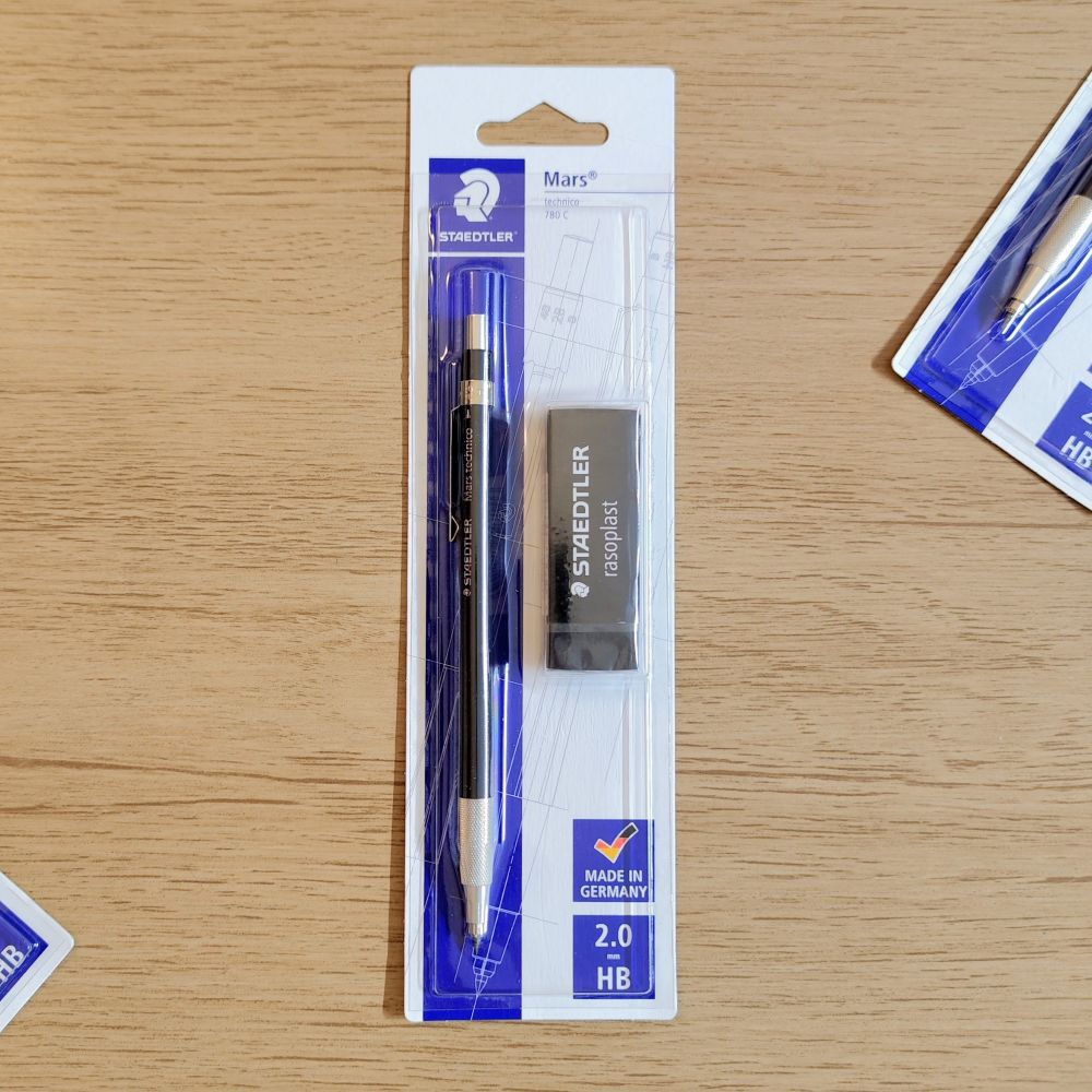 Portaminas Staedtler Mars Technico 780 C de 2.0mm en empaque tipo blister junto a un borrador negro Staedtler Rasoplast