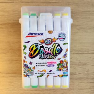 Set de 36 marcadores a base de alcohol Artesco Doodle Markers doble punta con estuche plastico transparente portatil